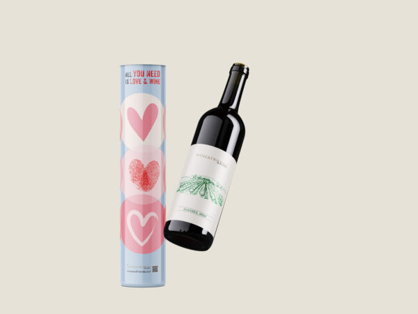 מארז מתנה לאוהבים יין לבן במארז מיוחד,  All You Need is Love & Wine